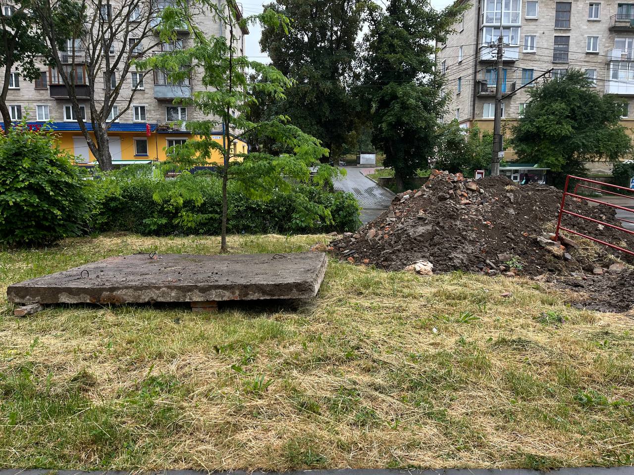 Новини Тернополя - фото з На «Дружбі» розрили частину скверу: що там роблять?