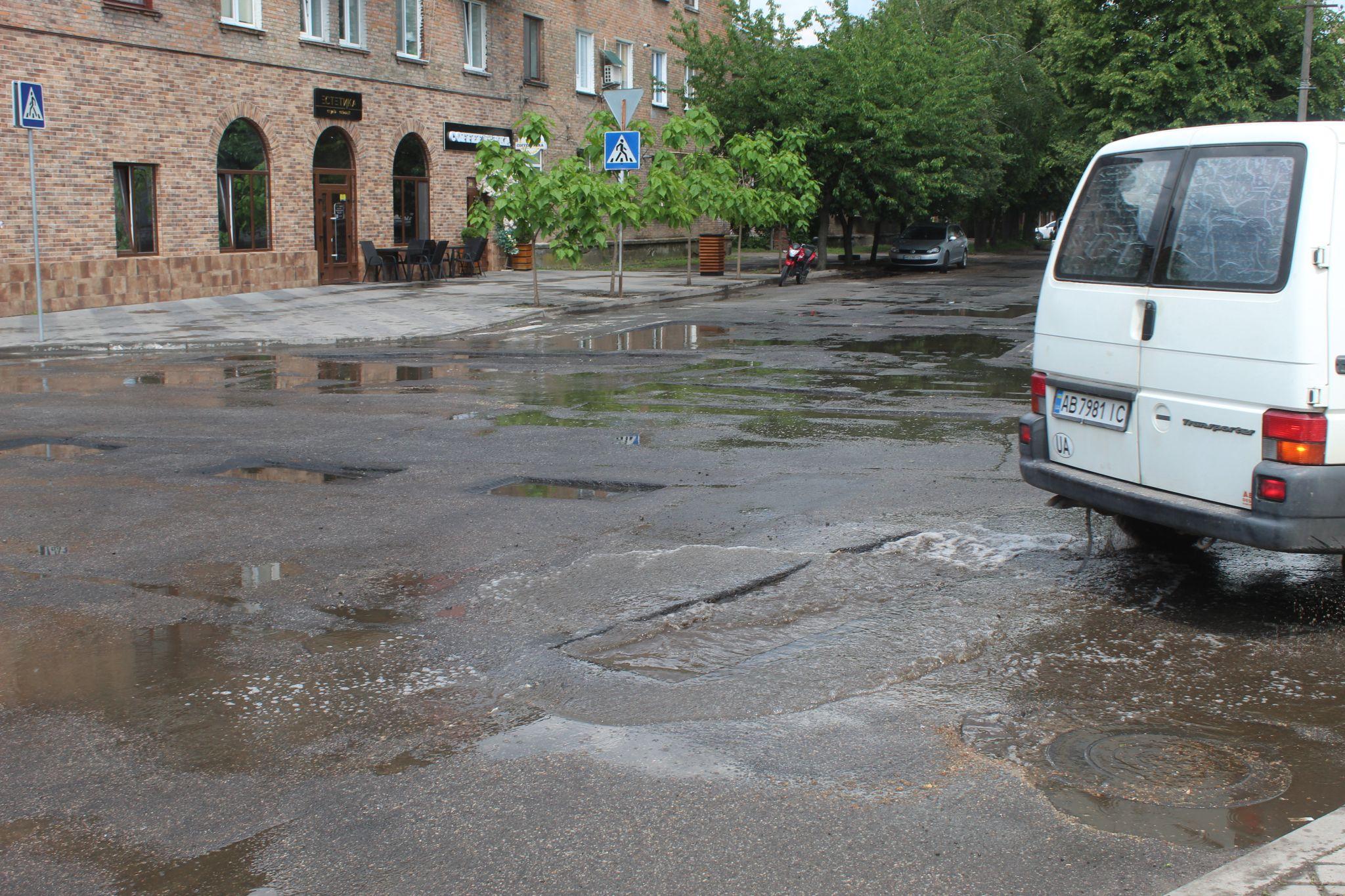 Новини Козятина - фото з Яма з водою на вулиці Грушевського не вписалася в 645 м.кв ремонту