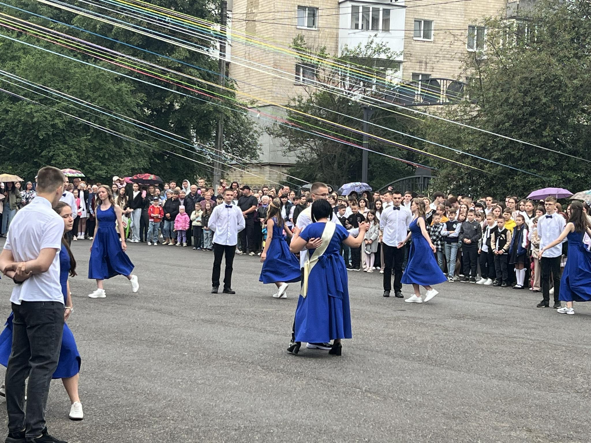 Новини Вінниці - фото з Якими були прощальний вальс і останній дзвоник у найбільшій школі Вінниччини — ліцеї №27