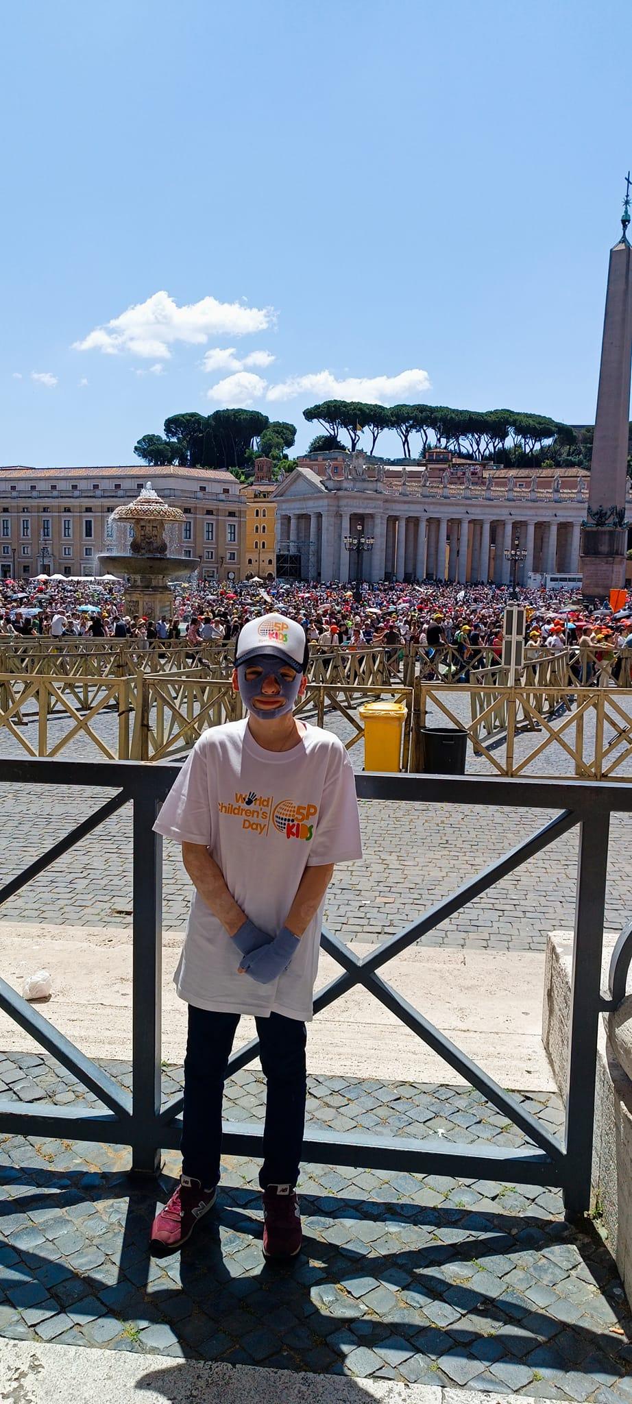 Новини Вінниці - фото з Ромчик, який вижив після ракетного обстрілу Вінниці, вдруге зустрівся з Папою Римським