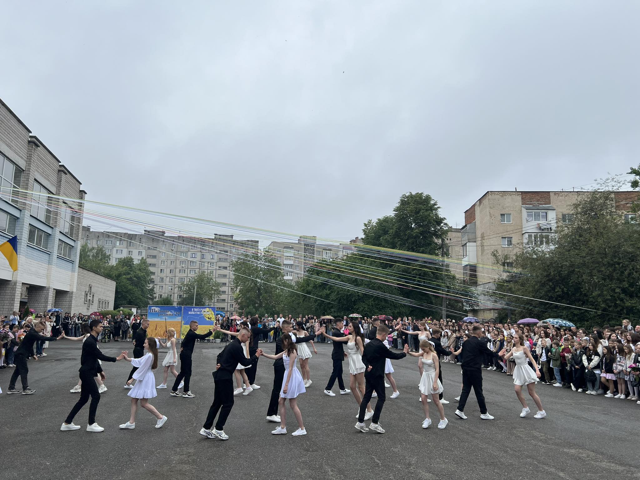Новини Вінниці - фото з Якими були прощальний вальс і останній дзвоник у найбільшій школі Вінниччини — ліцеї №27