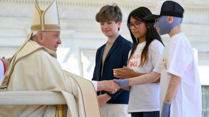 Новини Вінниці - фото з Ромчик, який вижив після ракетного обстрілу Вінниці, вдруге зустрівся з Папою Римським