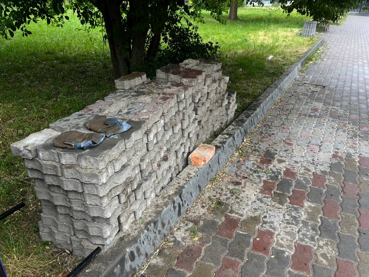 Новини Тернополя - фото з На «Дружбі» розрили частину скверу: що там роблять?
