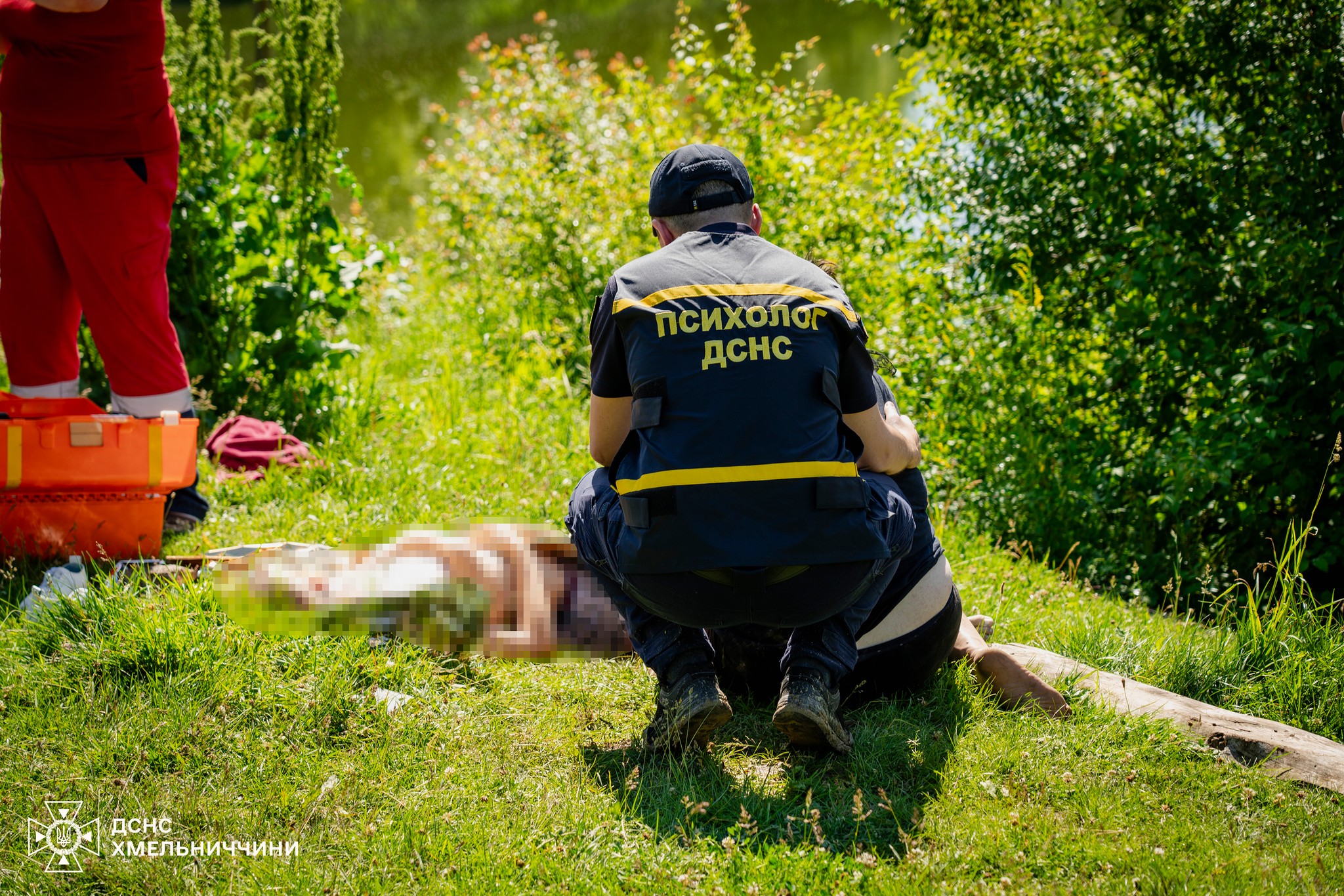 Новини Хмельницького - фото з У Хмельницькому районі втопилося двоє дітей (ОНОВЛЕНО) На зображенні може бути: 2 людини, швидка допомога та текст «психоЛог ДСНС ДСКС ХМеЛЬНИЧЧИНИ нини»