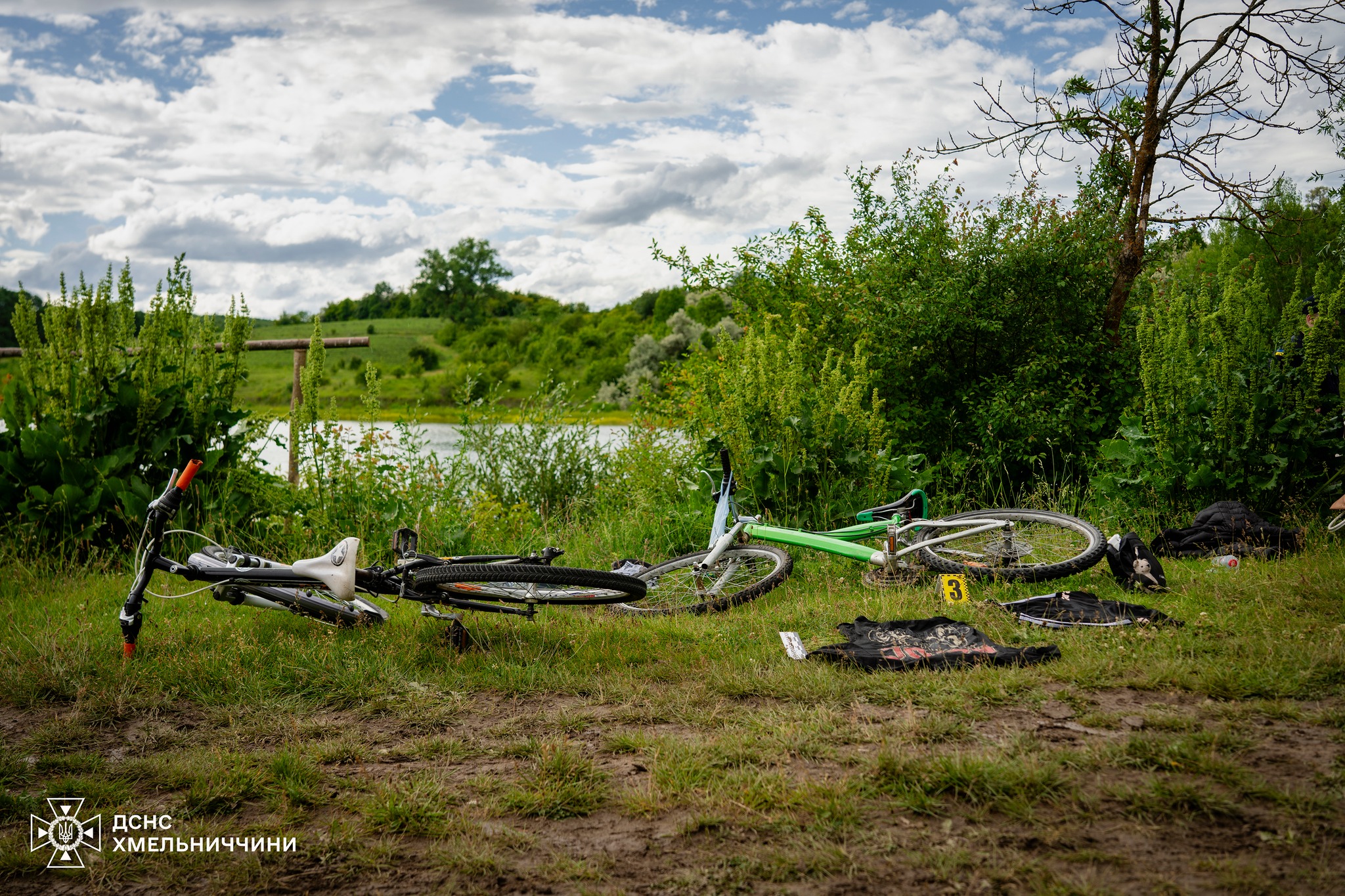 Новини Хмельницького - фото з У Хмельницькому районі втопилося двоє дітей (ОНОВЛЕНО) На зображенні може бути: велосипед, трава та текст