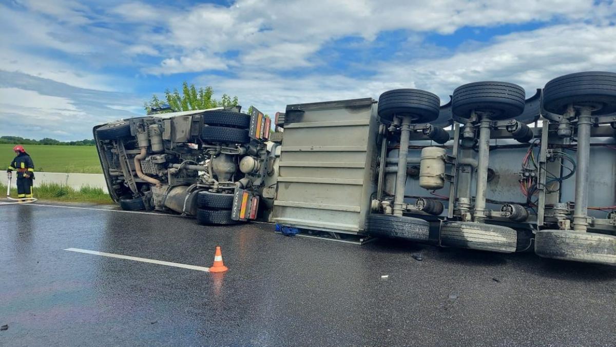Новини Тернополя - фото з На об’їзній біля Мишкович перекинулась фура з 30 тоннами пального