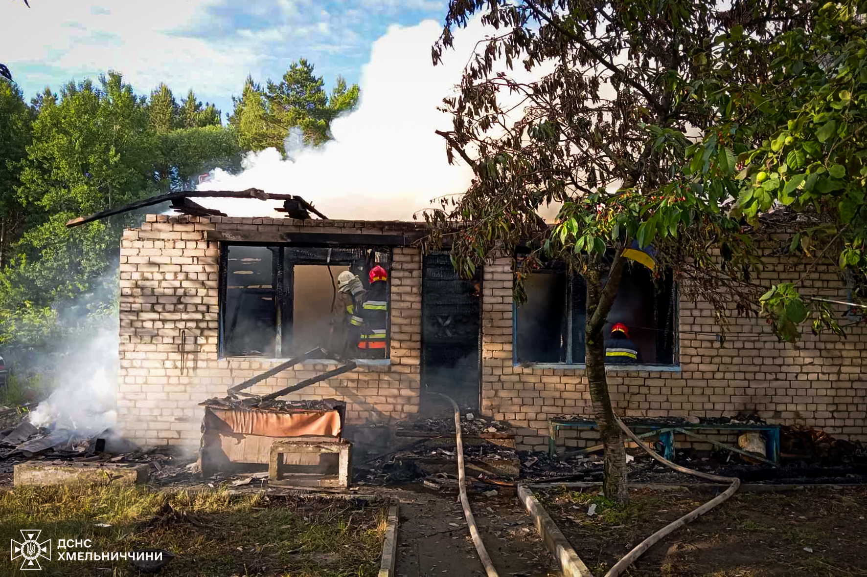 Новини Хмельницького - фото з На Хмельниччині рятувальники ліквідували три пожежі На зображенні може бути: вогонь та текст