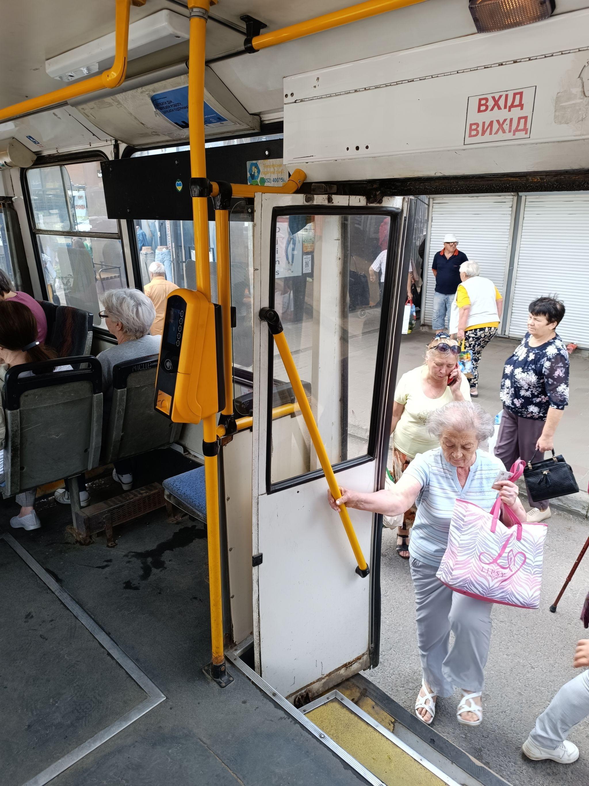 Новини Тернополя - фото з Усі тролейбуси тепер без кондукторів: «20 хвилин» перевірили, як це працює