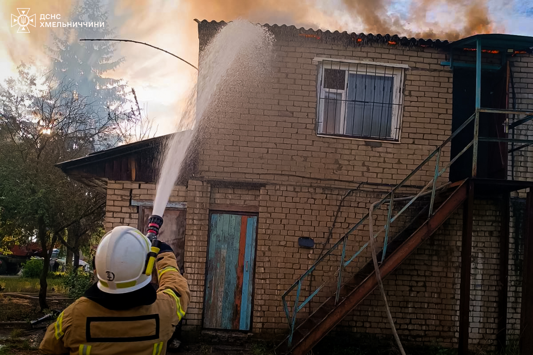 Новини Хмельницького - фото з На Хмельниччині рятувальники ліквідували три пожежі На зображенні може бути: 1 особа, вогонь та текст