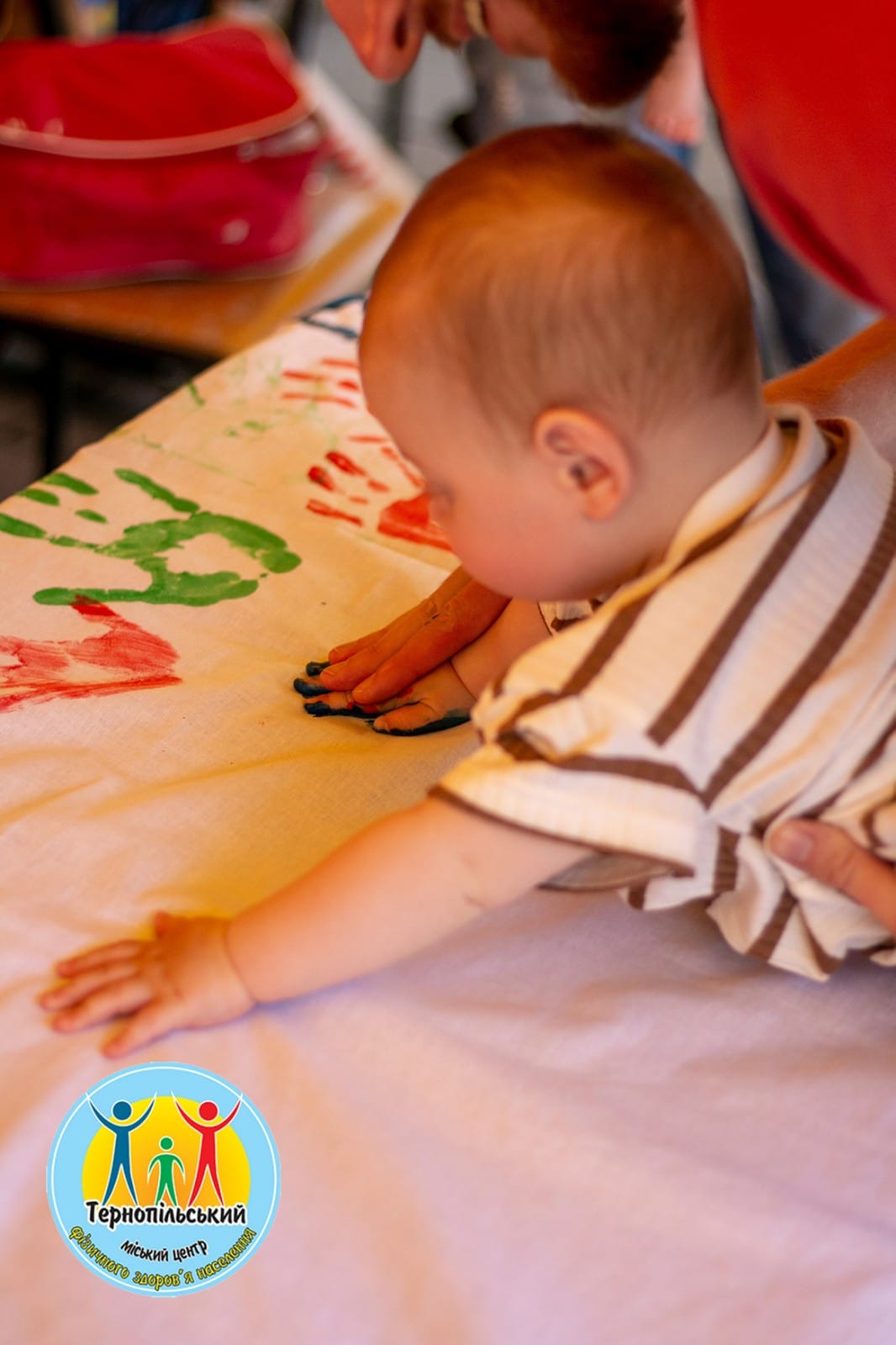 На зображенні може бути: 1 особа, немовля та текст