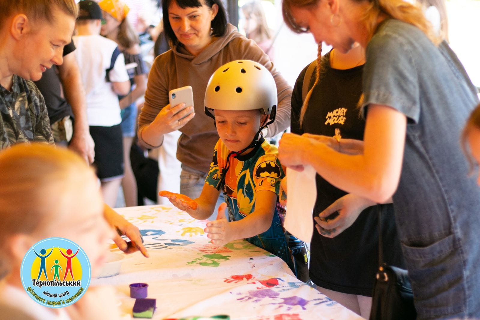 На зображенні може бути: 6 людей, дитина та текст