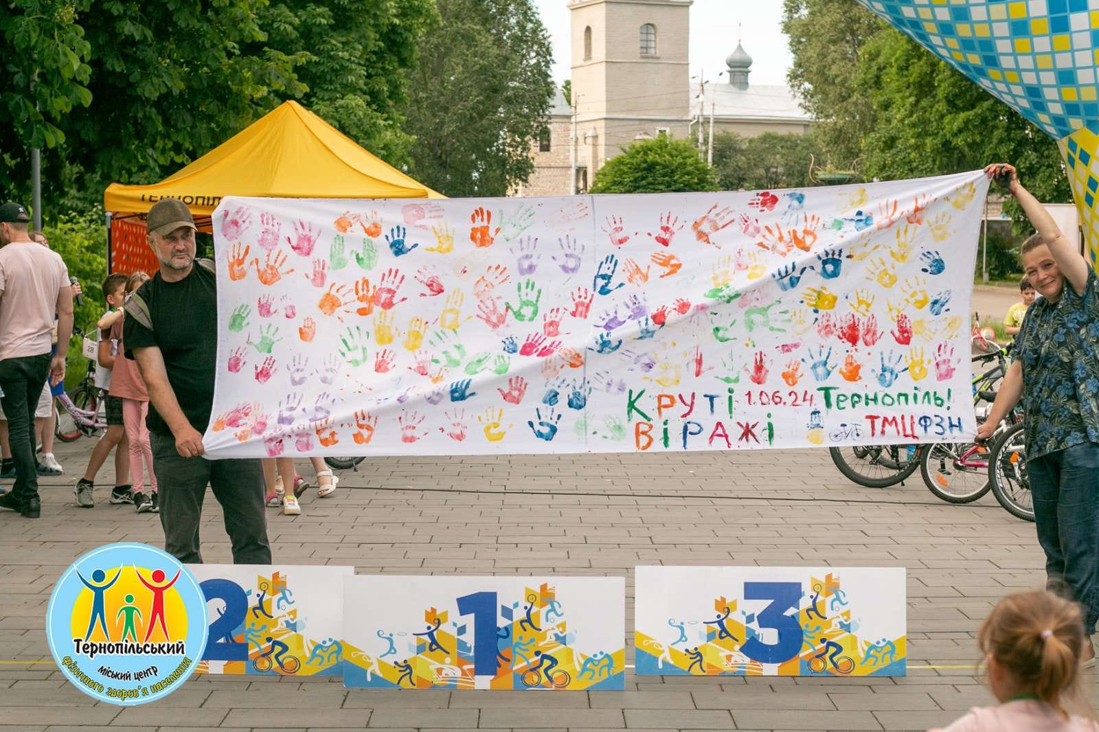 На зображенні може бути: 5 людей та текст