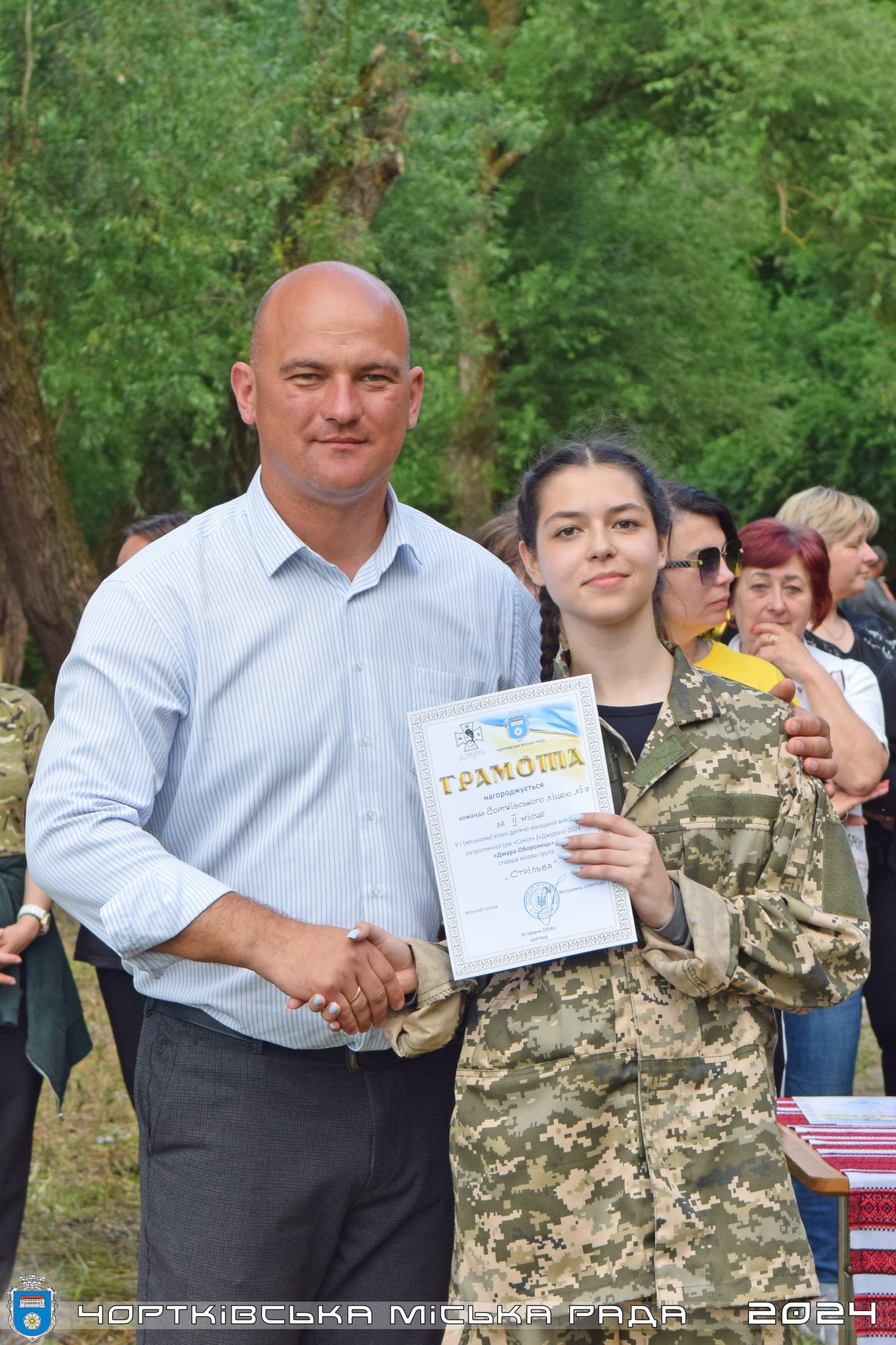Новини Тернополя - фото з У Чорткові визначили переможців військово-патріотичної гри «Сокіл» («Джура») Возможно, это изображение 3 человека и текст