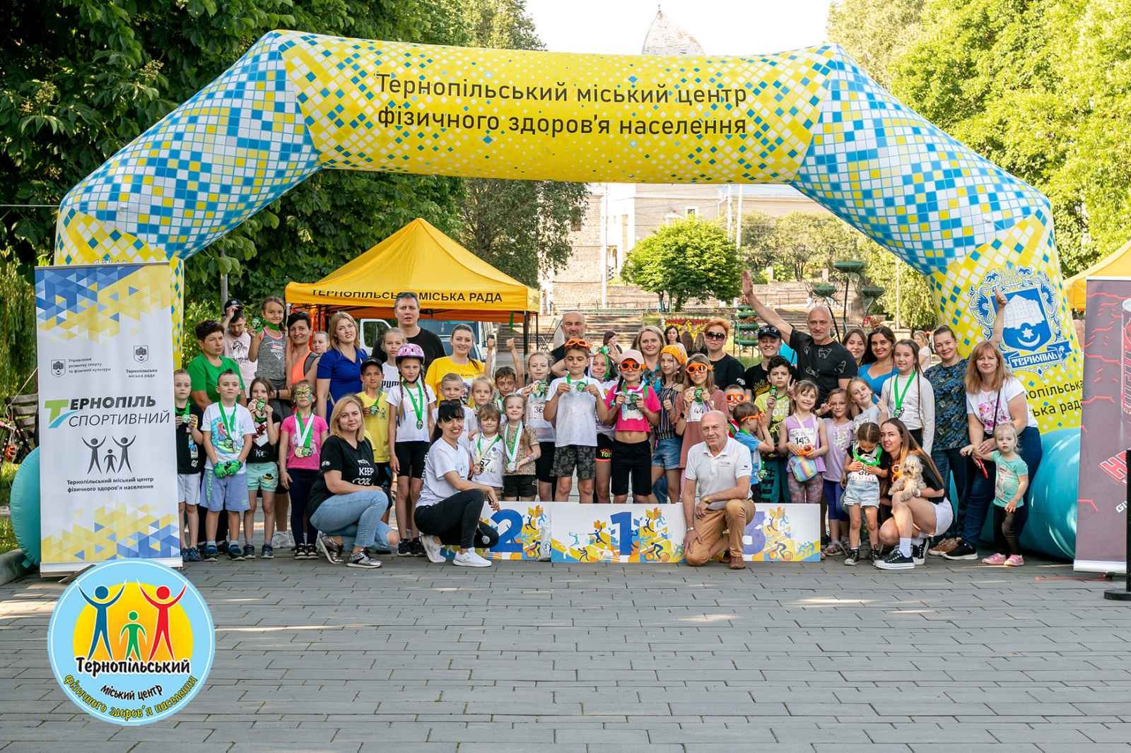 На зображенні може бути: 4 людини, натовп та текст