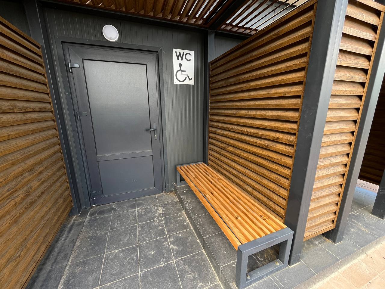 Новини Тернополя - фото з Вбиральні – з фекаліями, а душові – без кранів: ми перевірили, чи підготували пляжі до сезону