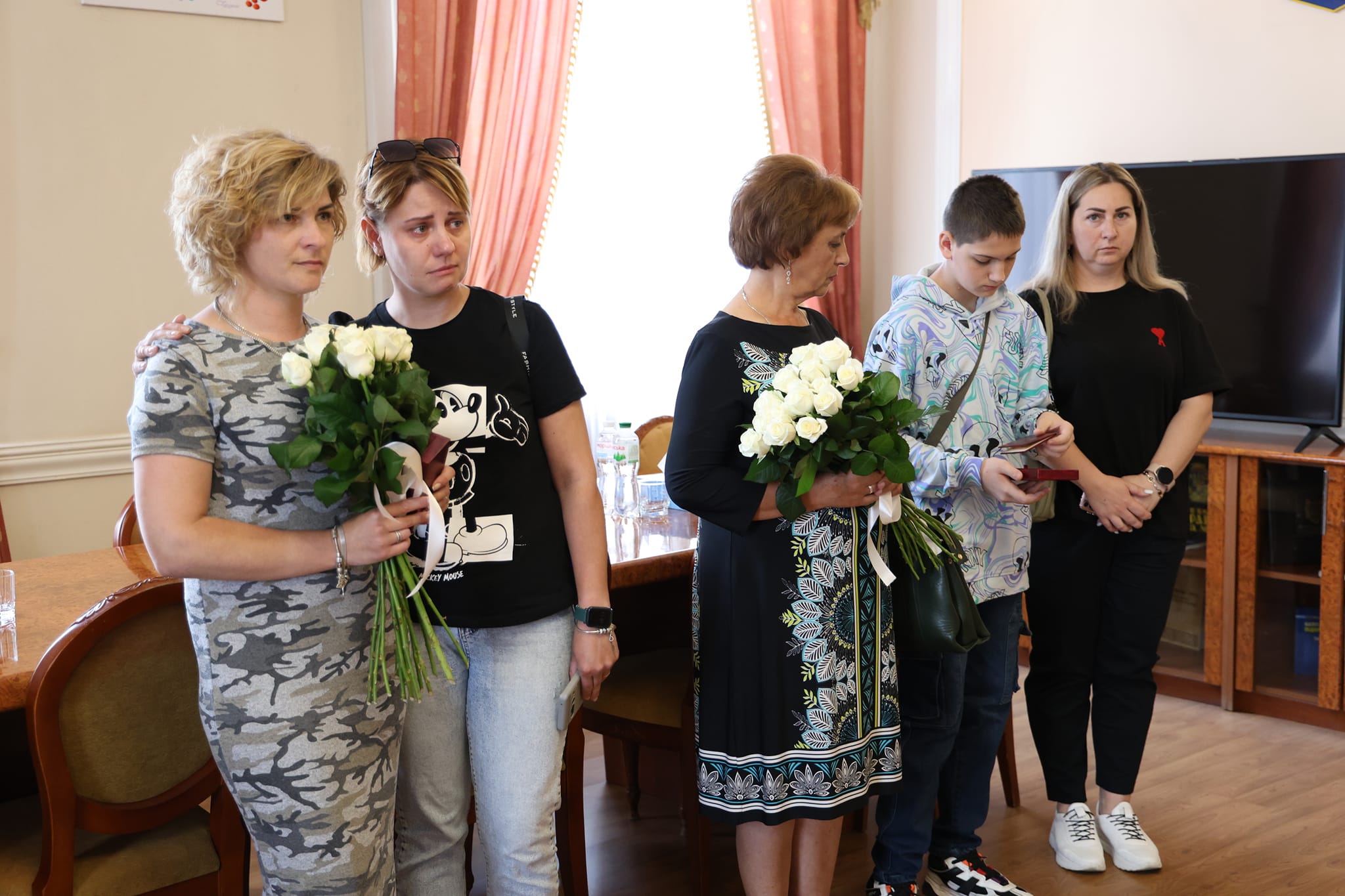 Новини Хмельницького - фото з П'ятьох Героїв Хмельниччини посмертно нагороджено державними відзнаками Возможно, это изображение 5 человек