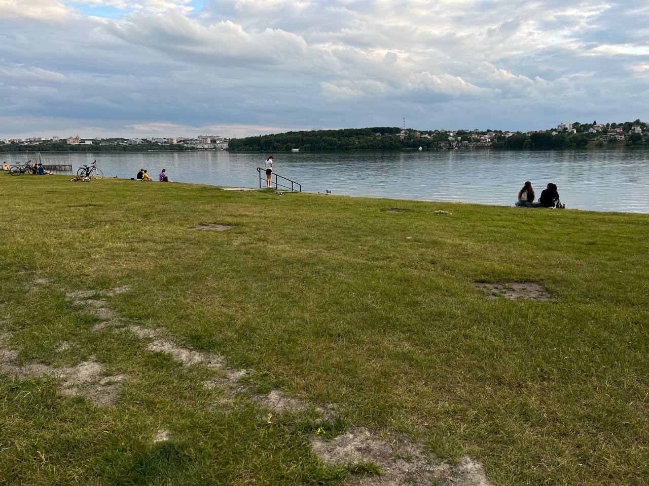 Новини Тернополя - фото з Вбиральні – з фекаліями, а душові – без кранів: ми перевірили, чи підготували пляжі до сезону