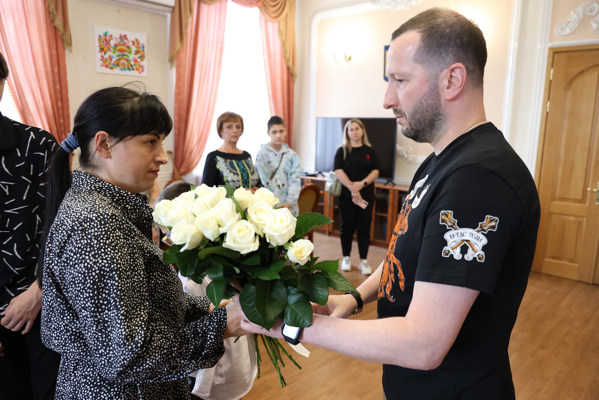 Новини Хмельницького - фото з П'ятьох Героїв Хмельниччини посмертно нагороджено державними відзнаками Возможно, это изображение 4 человека и свадьба