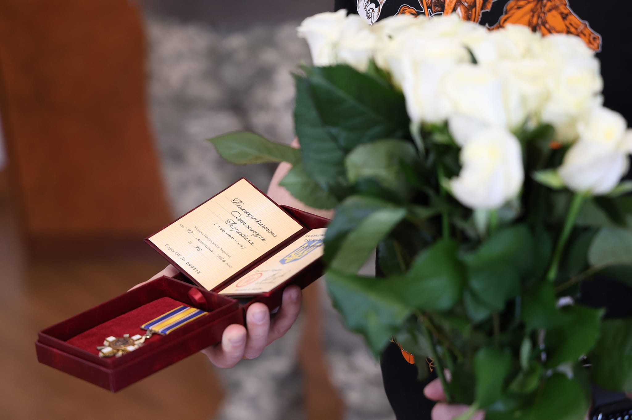 Новини Хмельницького - фото з П'ятьох Героїв Хмельниччини посмертно нагороджено державними відзнаками Возможно, это изображение наручные часы, кольцо, цветок и текст