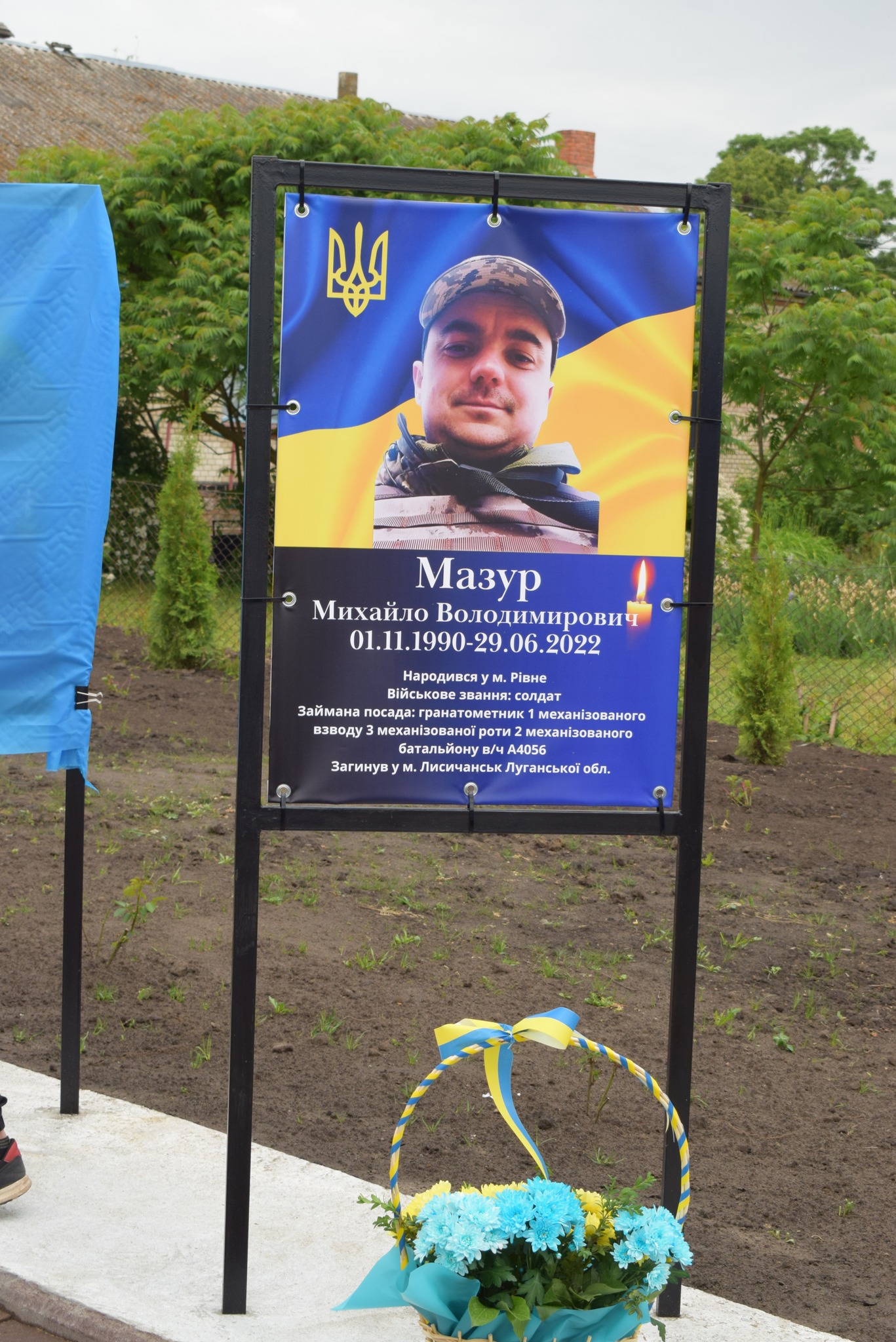 Возможно, это изображение ‎1 человек и ‎текст «‎وها Мазур Михайло Володимирови ирович Володи 01.11.1990-29.06.2022 0.11.1 01.11.1990- 06. 2022 Народився M. PiBHe Вийськове звання: солдат олдат Займана посада: ометник 1механ.зованого взводу мхн.зованой роти механизованого батальйону A4056 агинуву Лисичанськ Пуганськой закниуаую.ликсичанськ.луганкамлотоб обл.‎»‎‎