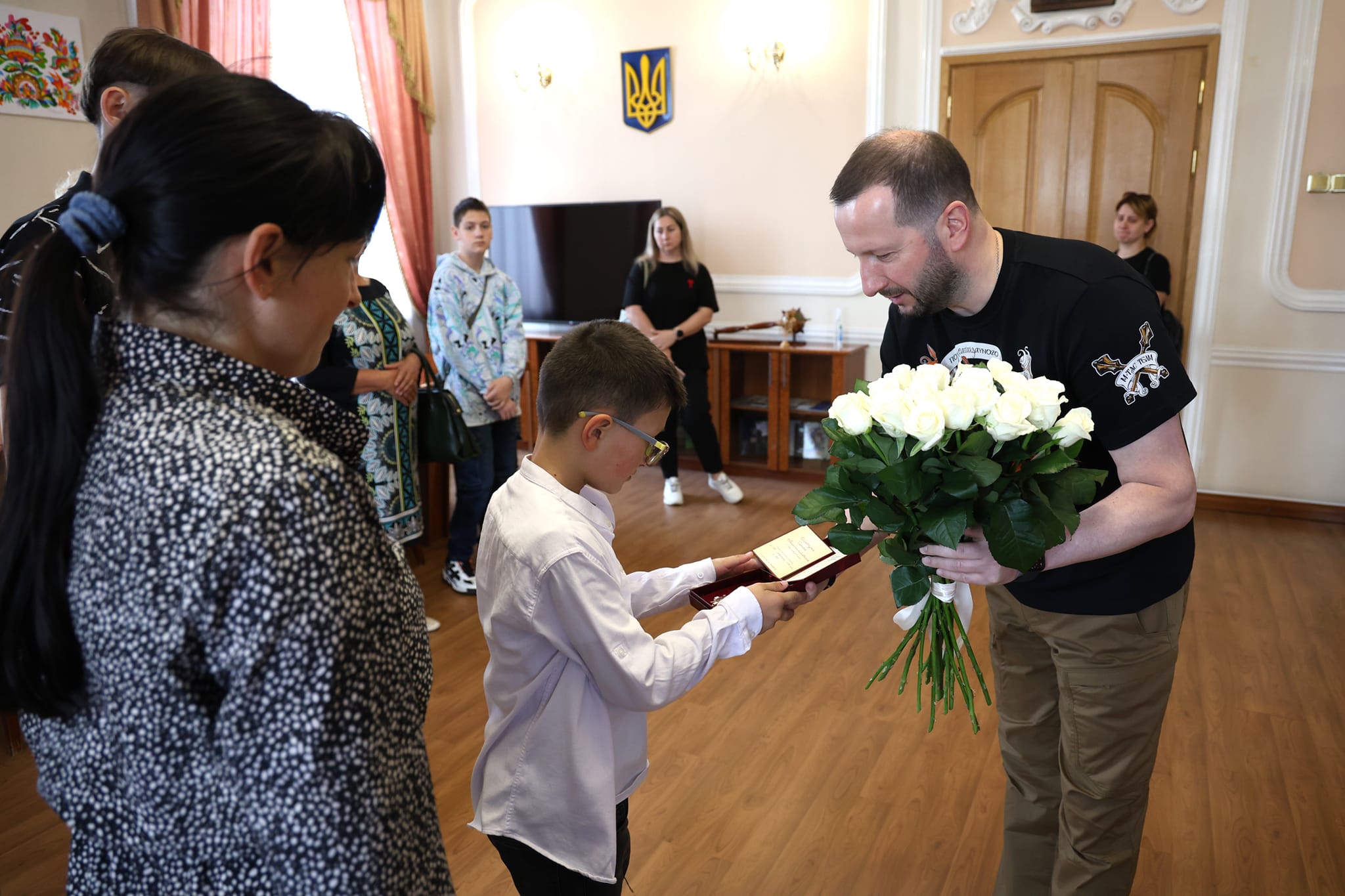 Новини Хмельницького - фото з П'ятьох Героїв Хмельниччини посмертно нагороджено державними відзнаками Возможно, это изображение 5 человек