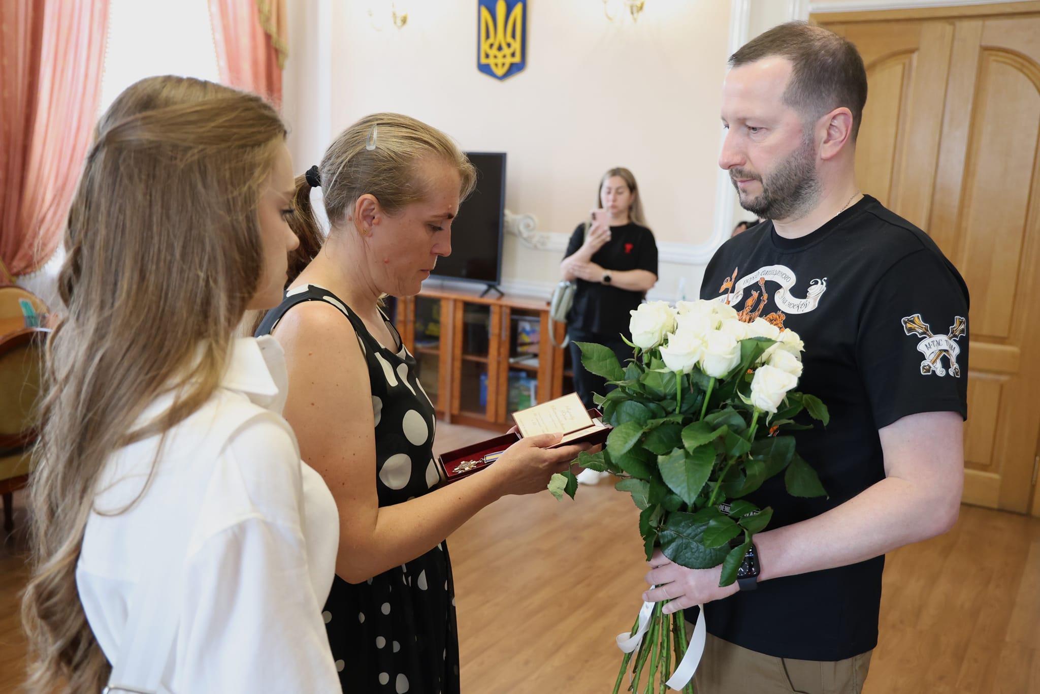 Новини Хмельницького - фото з П'ятьох Героїв Хмельниччини посмертно нагороджено державними відзнаками Возможно, это изображение 4 человека и эустома