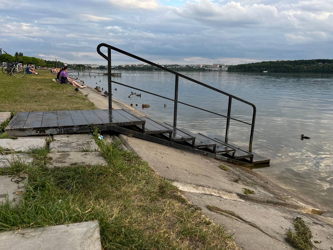 Новини Тернополя - фото з Вбиральні – з фекаліями, а душові – без кранів: ми перевірили, чи підготували пляжі до сезону