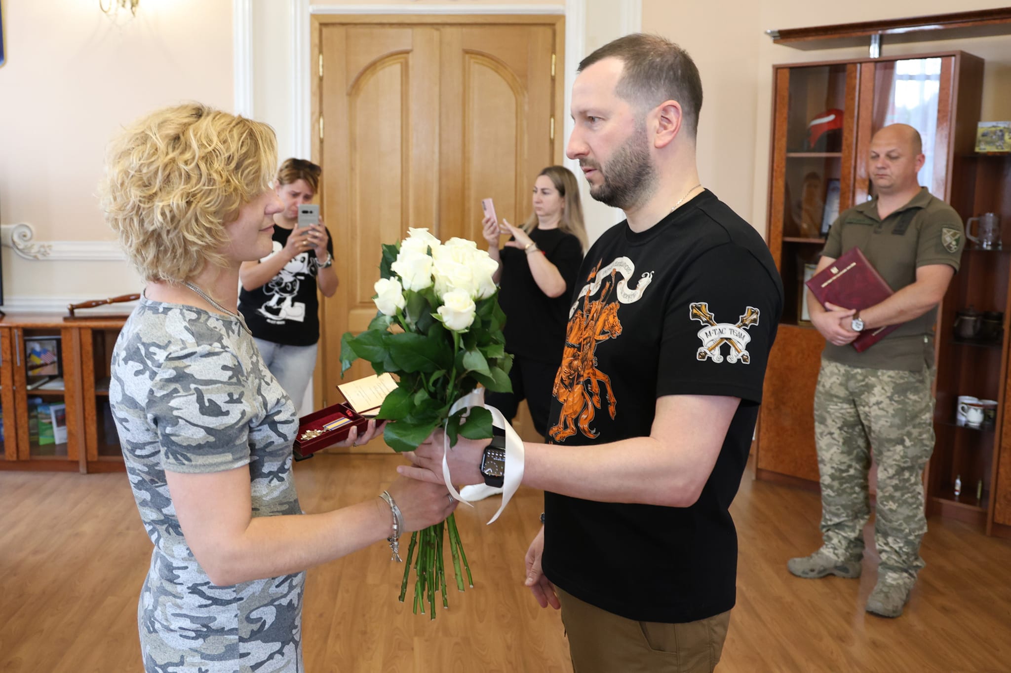 Новини Хмельницького - фото з П'ятьох Героїв Хмельниччини посмертно нагороджено державними відзнаками Возможно, это изображение 3 человека