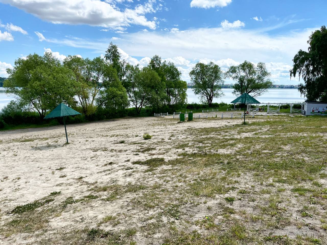 Новини Тернополя - фото з Вбиральні – з фекаліями, а душові – без кранів: ми перевірили, чи підготували пляжі до сезону