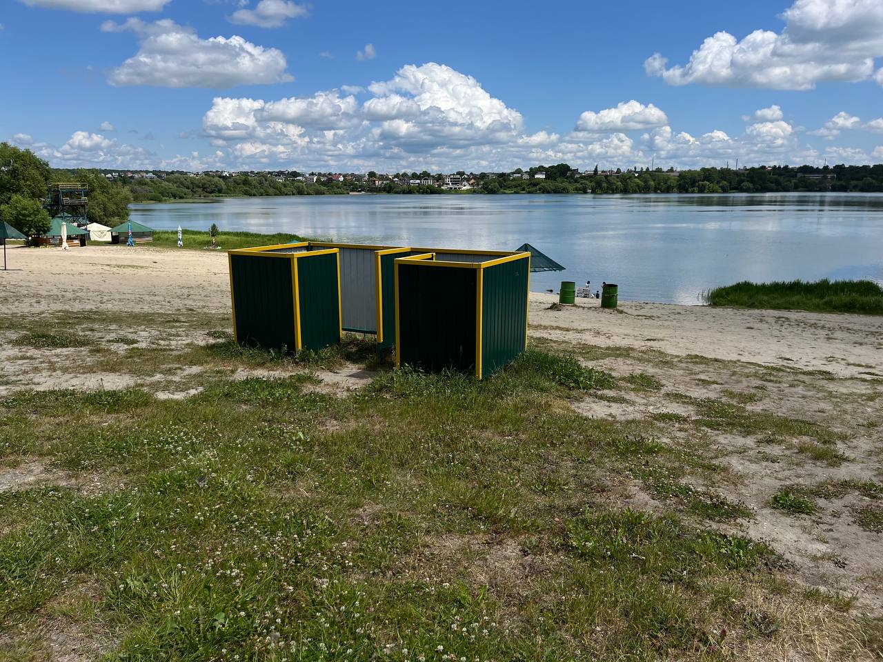 Новини Тернополя - фото з Вбиральні – з фекаліями, а душові – без кранів: ми перевірили, чи підготували пляжі до сезону