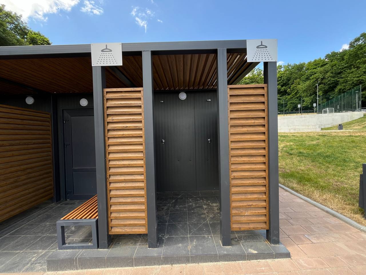 Новини Тернополя - фото з Вбиральні – з фекаліями, а душові – без кранів: ми перевірили, чи підготували пляжі до сезону