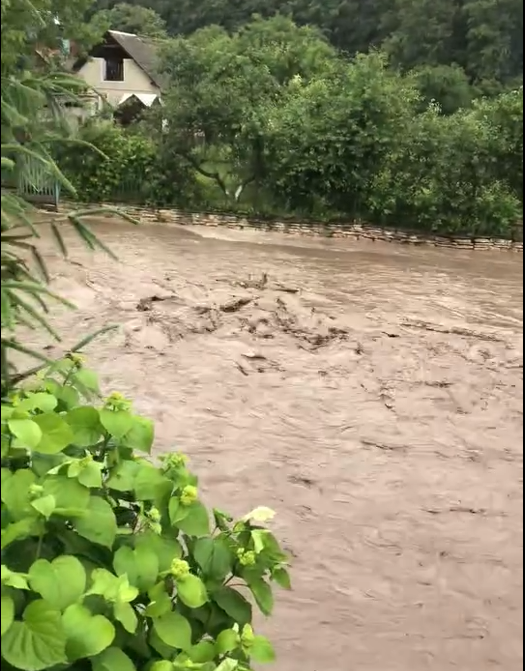 Новини Тернополя - фото з На Теребовлянщині через негоду річка вийшла з берегів