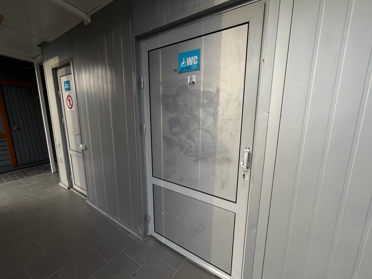 Новини Тернополя - фото з Вбиральні – з фекаліями, а душові – без кранів: ми перевірили, чи підготували пляжі до сезону