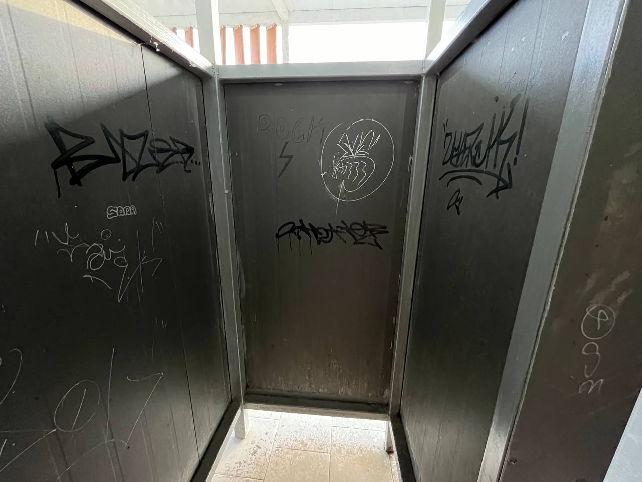 Новини Тернополя - фото з Вбиральні – з фекаліями, а душові – без кранів: ми перевірили, чи підготували пляжі до сезону