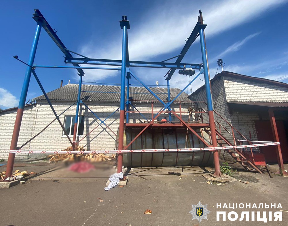 поліція розслідує обставини загибелі чоловіка на підприємстві у березівській громаді