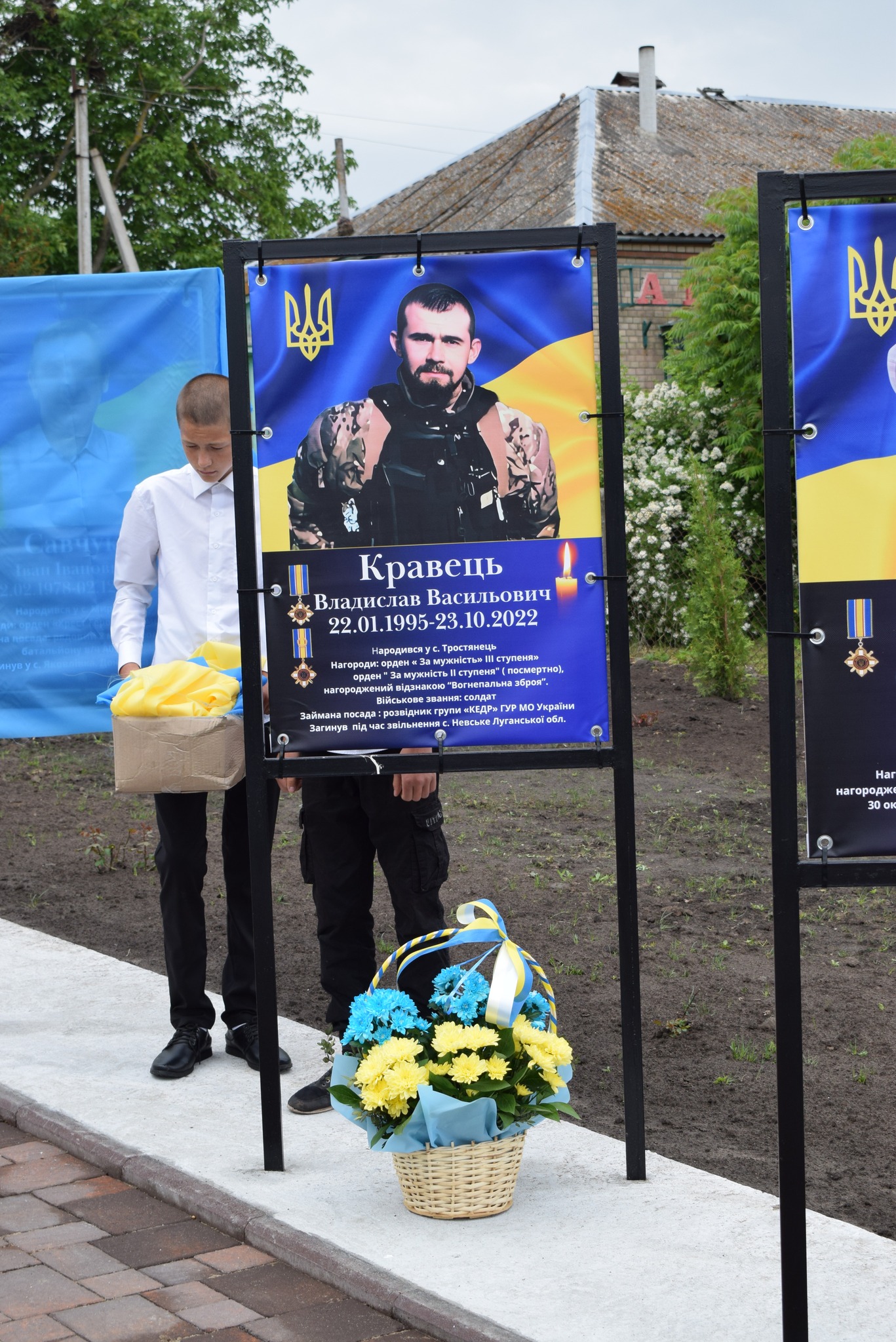 Возможно, это изображение ‎2 человека и ‎текст «‎ولع پپاے Кравець ВиадиславВасильович Владислав Васильович 22.01.1995-23.10.2022 10. 2022 1995-23.1 агорода ynene MyrowiCT уленкыи епяльна ваванни: DE CORBAT JRE :Сапат РМОУкрайи зайиани ..:. Невсьме еЛутшнськойовя Q48 Har нагородиои родеи 30分‎»‎‎