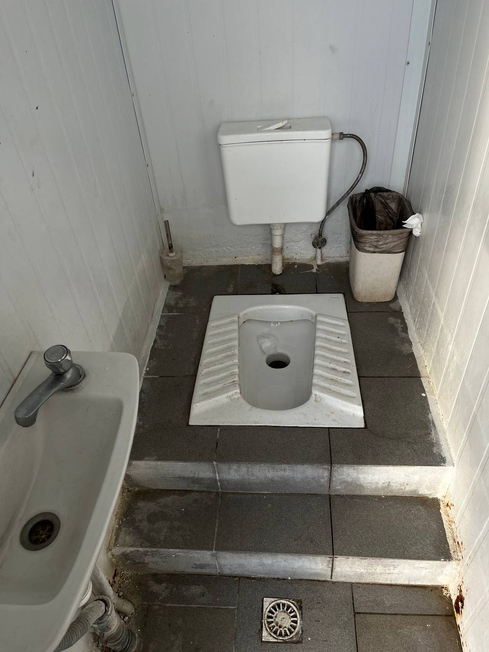 Новини Тернополя - фото з Вбиральні – з фекаліями, а душові – без кранів: ми перевірили, чи підготували пляжі до сезону