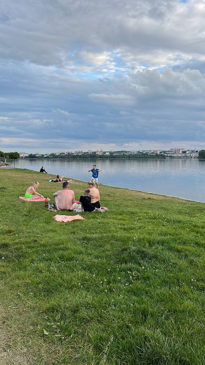 Новини Тернополя - фото з Вбиральні – з фекаліями, а душові – без кранів: ми перевірили, чи підготували пляжі до сезону