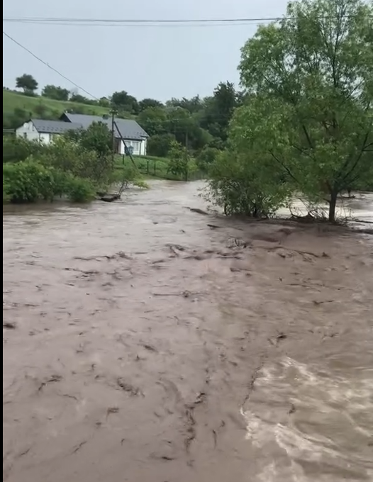 Новини Тернополя - фото з На Теребовлянщині через негоду річка вийшла з берегів