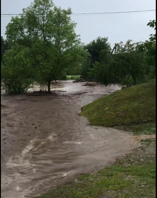 Новини Тернополя - фото з На Теребовлянщині через негоду річка вийшла з берегів