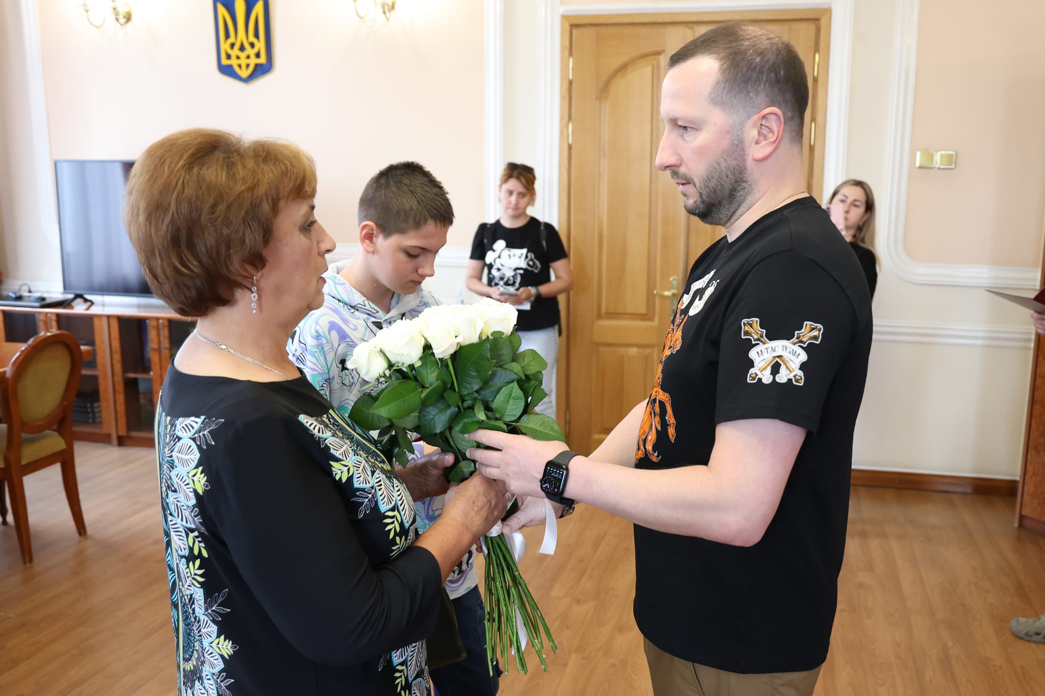 Новини Хмельницького - фото з П'ятьох Героїв Хмельниччини посмертно нагороджено державними відзнаками Возможно, это изображение 2 человека