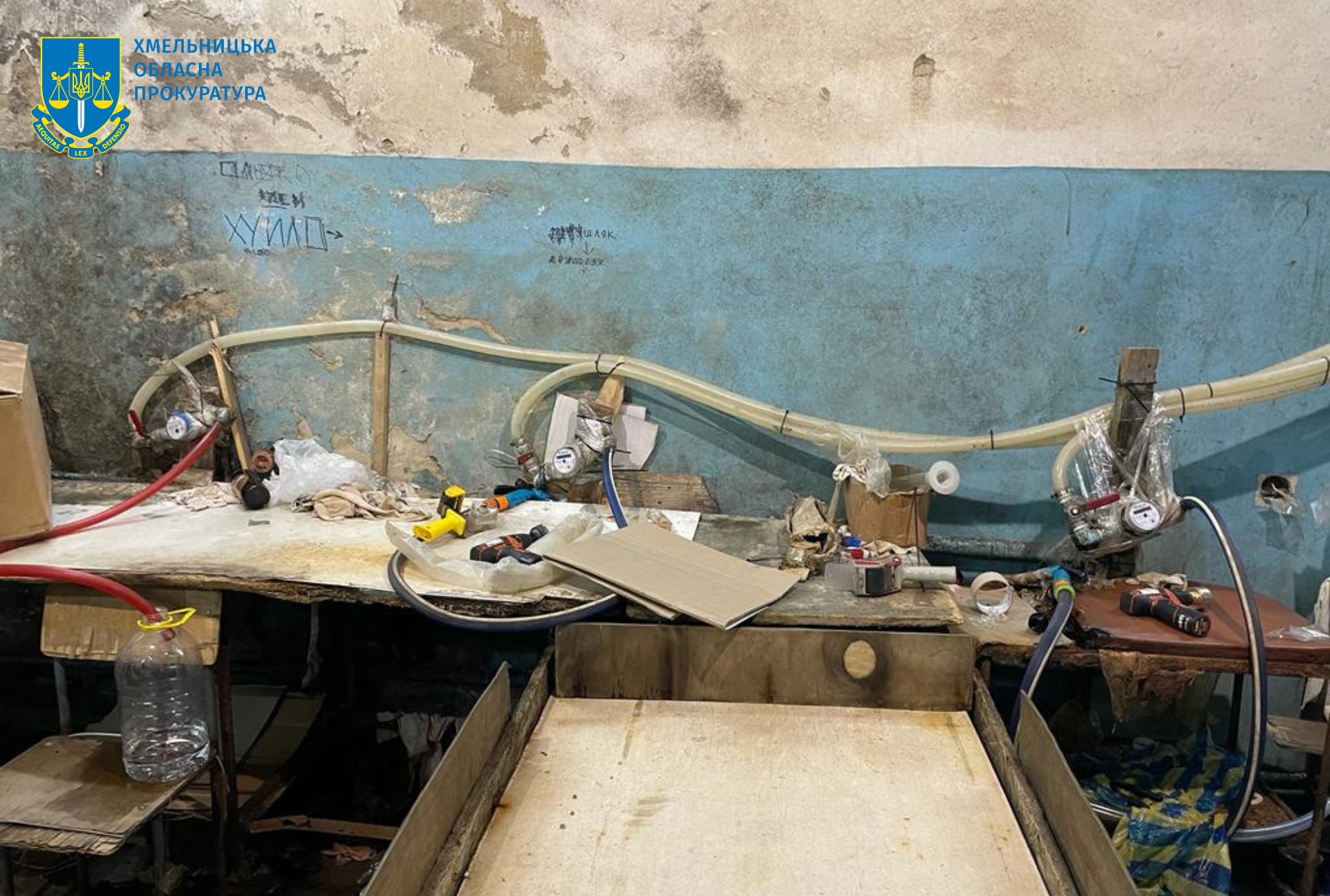 Возможно, это изображение сверлильный станок, водонагреватель и текст