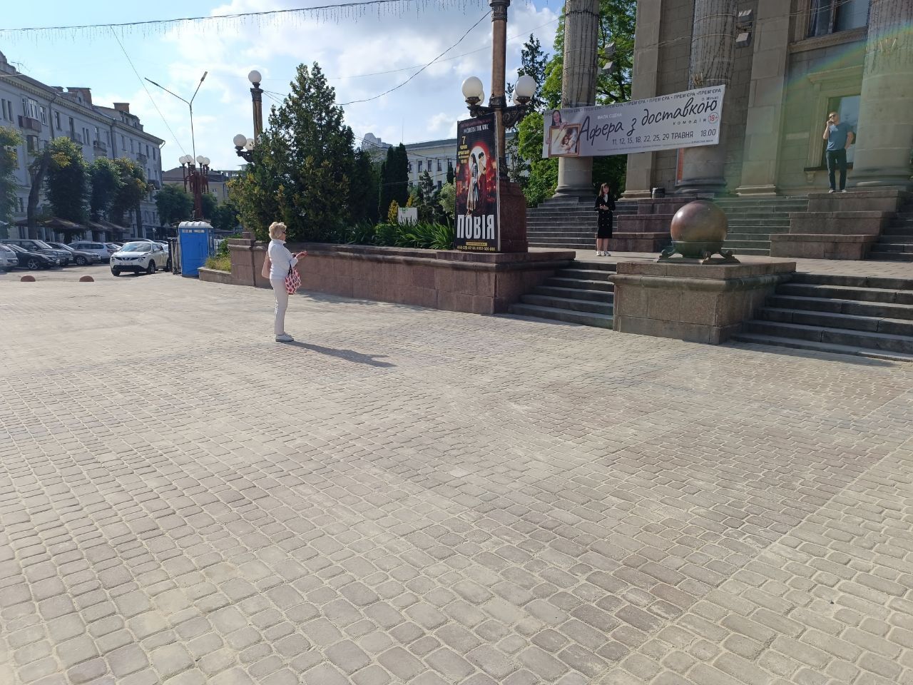 Новини Тернополя - фото з Біля Драмтеатру повернули бруківку та прибрали частину огорожі