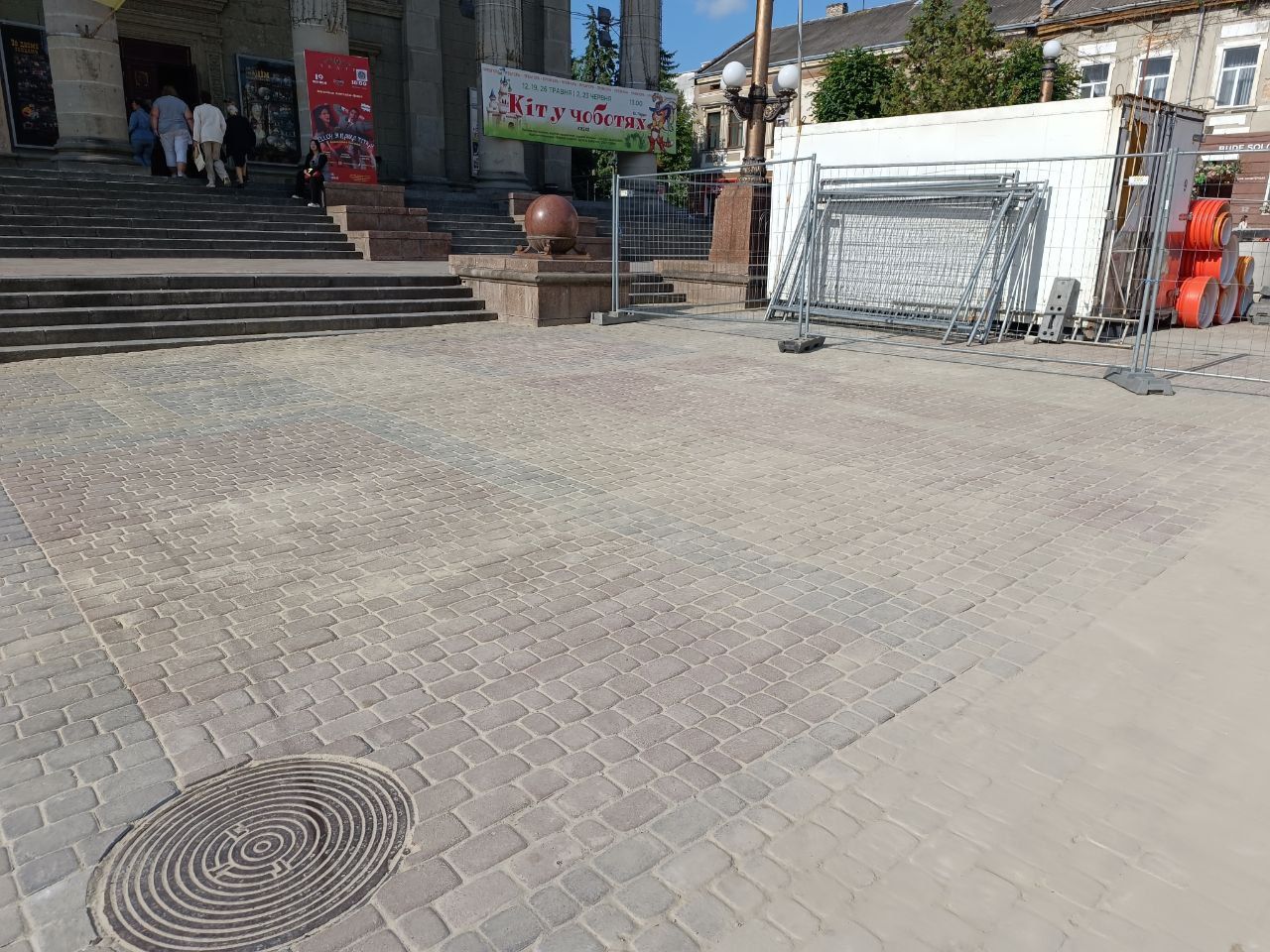 Новини Тернополя - фото з Біля Драмтеатру повернули бруківку та прибрали частину огорожі