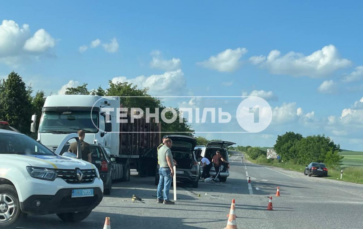 Новини Тернополя - фото з Біля Чернихівців зіткнулись три авто: медики виїжджали до 12-річної дівчинки