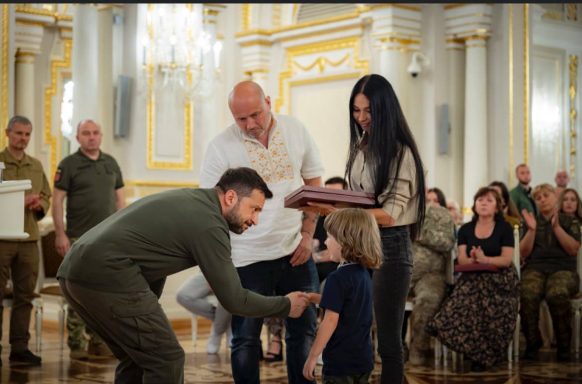 Новини Хмельницького - фото з 30-річного Едуарда Шарана посмертно нагородили «Золотою Зіркою». Орден дружині вручив Зеленський