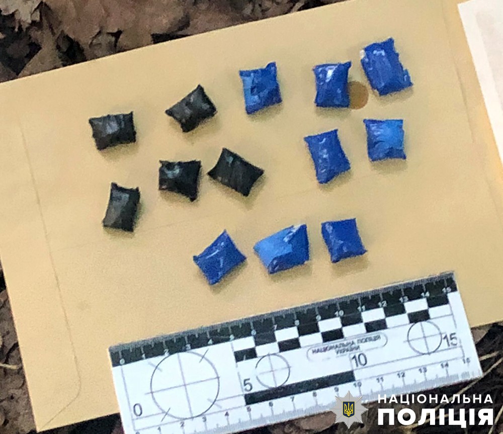 Новини Житомира - фото з 21-річний житель Хмельниччини та його 18-річна дівчина робили наркозакладки у Бердичеві разом з дівчиною робив «закладки»: у бердичеві поліція завадила діяльності пари наркодилерів