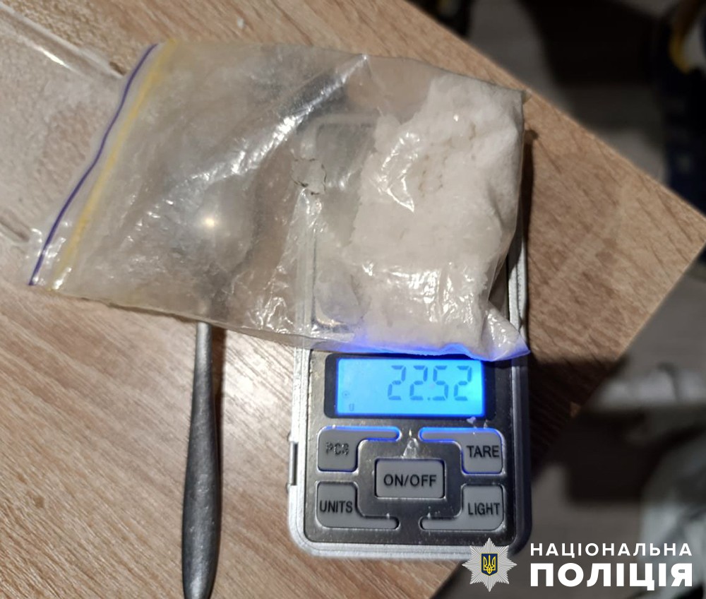 Новини Житомира - фото з 21-річний житель Хмельниччини та його 18-річна дівчина робили наркозакладки у Бердичеві разом з дівчиною робив «закладки»: у бердичеві поліція завадила діяльності пари наркодилерів
