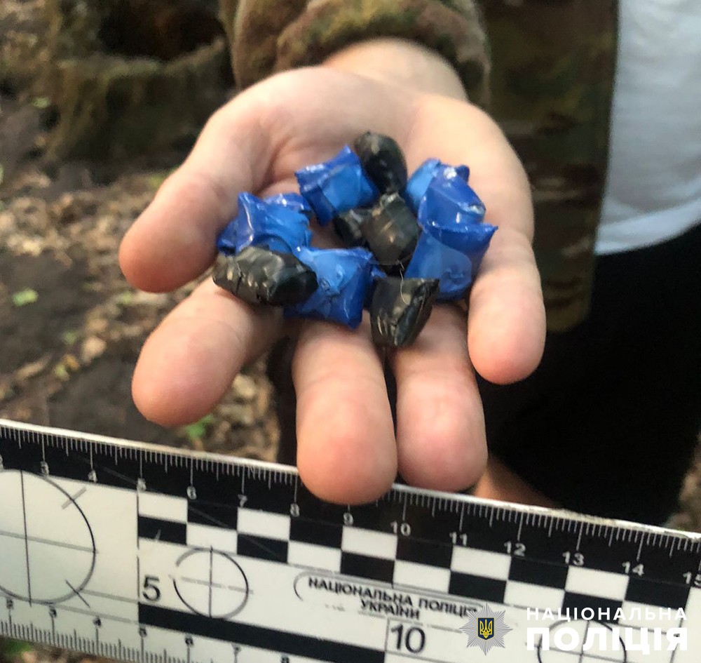 Новини Житомира - фото з 21-річний житель Хмельниччини та його 18-річна дівчина робили наркозакладки у Бердичеві разом з дівчиною робив «закладки»: у бердичеві поліція завадила діяльності пари наркодилерів