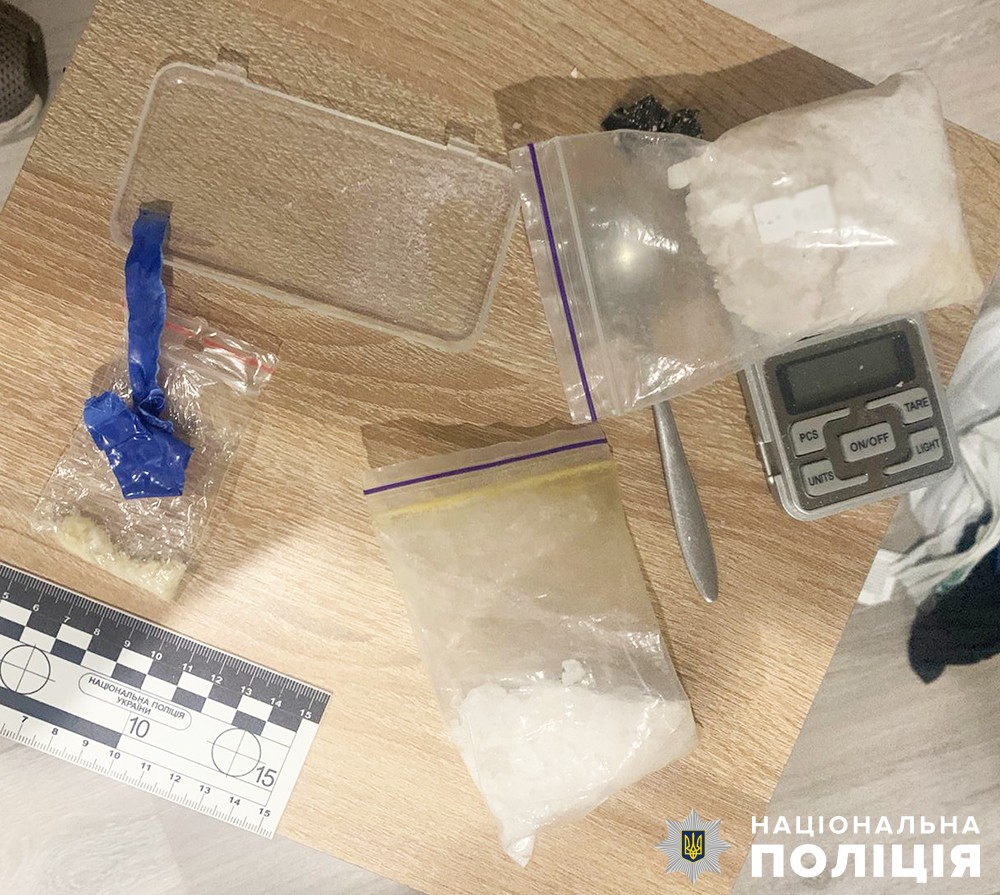Новини Житомира - фото з 21-річний житель Хмельниччини та його 18-річна дівчина робили наркозакладки у Бердичеві разом з дівчиною робив «закладки»: у бердичеві поліція завадила діяльності пари наркодилерів